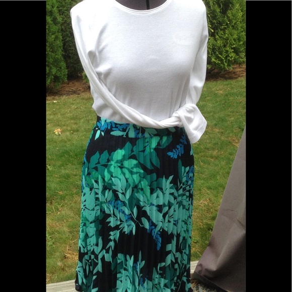 Floral pleated skirt - Picture 2 of 3